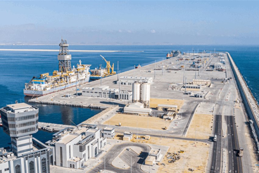 استهداف خزانات وقود بميناء الدقم التجاري بعدد من المسيرات