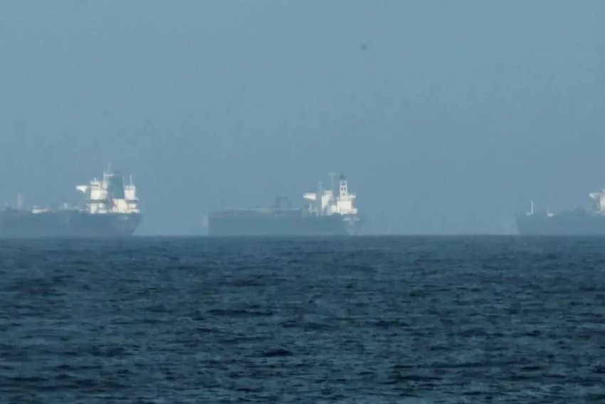 العشرات من ناقلات النفط عالقة في مضيق هرمز