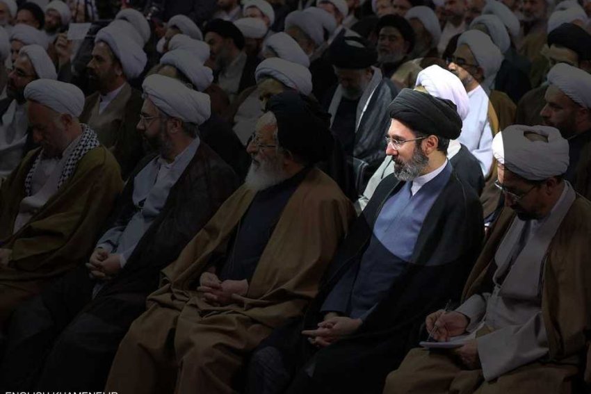 نجاة مجتبي خامنئي من الغارة التي قتلت والده