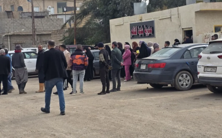 تظاهرات وإضراب في محافظتين بسبب تأخير واستقطاع الرواتب