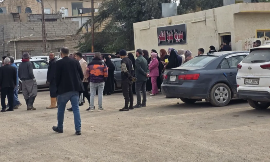 تظاهرات وإضراب في محافظتين بسبب تأخير واستقطاع الرواتب