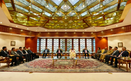 وفد عراقي برئاسة وزير الخارجية يصل إلى السعودية في زيارة رسمية