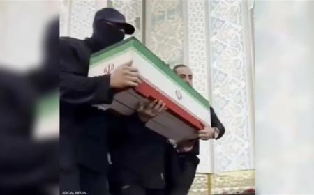 بعد الجدل الواسع.. الكشف عن هوية الرجل المقنّع في جنازة السيد الخامنئي