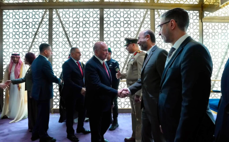 بوفد أمني ودبلوماسي رفيع.. وزير الخارجية العراقي يصل إلى السعودية في زيارة رسمية