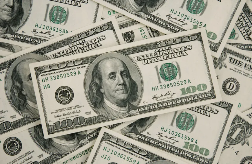 الدولار يتجه نحو أكبر انخفاض أسبوعي في ثلاثة أشهر