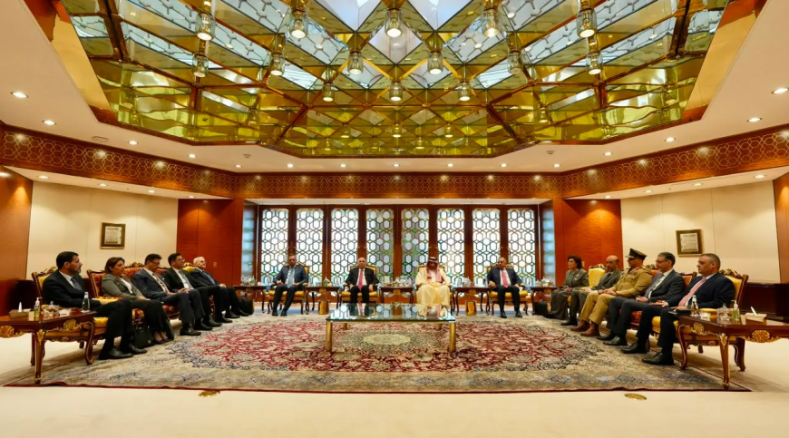 وفد عراقي برئاسة وزير الخارجية يصل إلى السعودية في زيارة رسمية