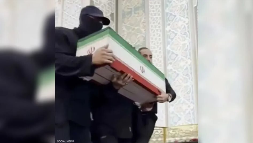 بعد الجدل الواسع.. الكشف عن هوية الرجل المقنّع في جنازة السيد الخامنئي