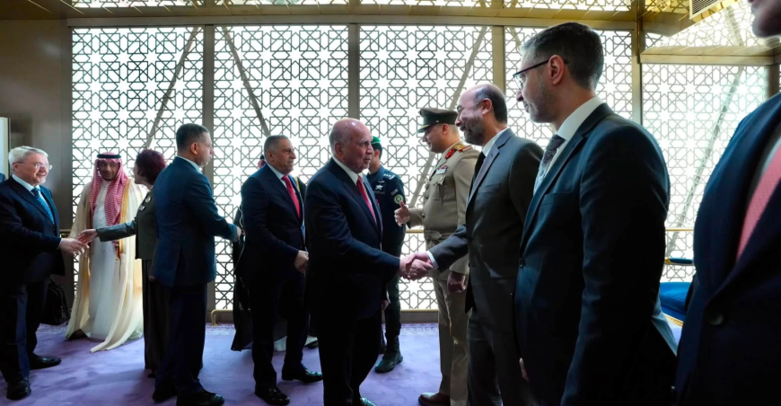 بوفد أمني ودبلوماسي رفيع.. وزير الخارجية العراقي يصل إلى السعودية في زيارة رسمية