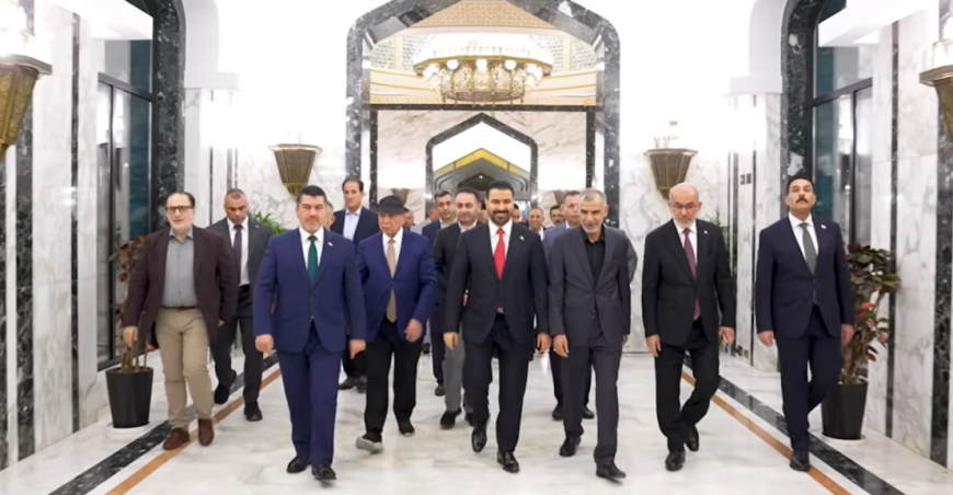 صادقون: زيارات رؤساء الحكومات السابقة إلى واشنطن لم تحقق شيئاً للعراق