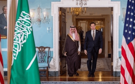 السعودية وأمريكا تؤكدان أهمية أمن الملاحة في هرمز وباب المندب