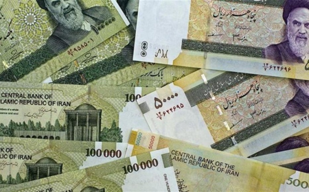 الدولار يتجاوز 250 ألف تومان في السوق الحرة الإيرانية وسط اشتداد التصعيد مع واشنطن