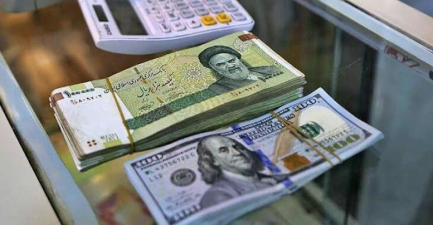 الدولار يقفز فوق 243 ألف تومان في إيران